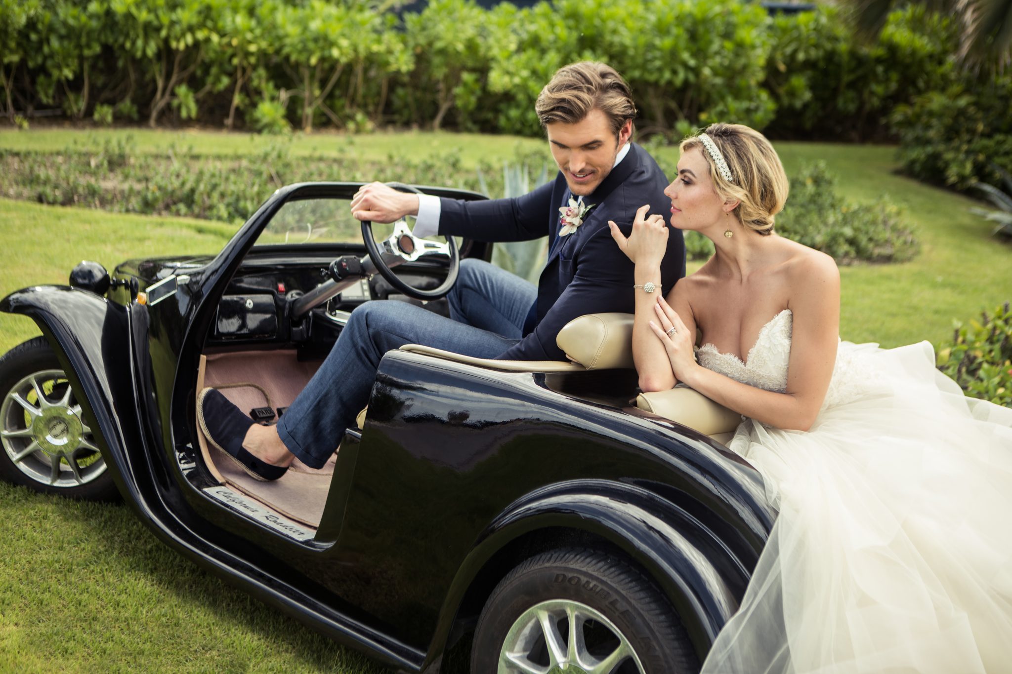 wedding couple in car