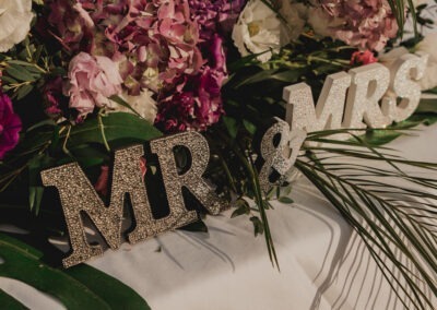 Mr & Mrs sign
